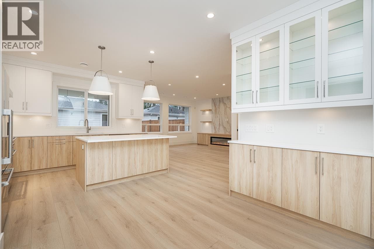 5481 7 AVENUE photo 4