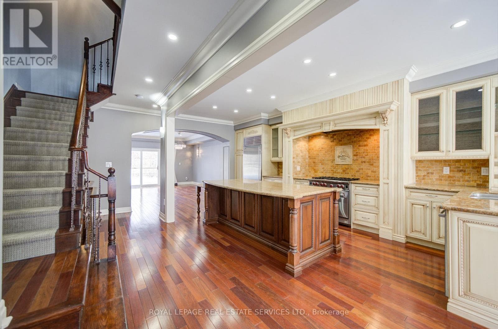 115 ST LAWRENCE DRIVE photo 3