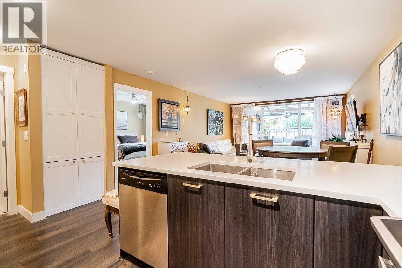 221 2525 CLARKE STREET photo 5