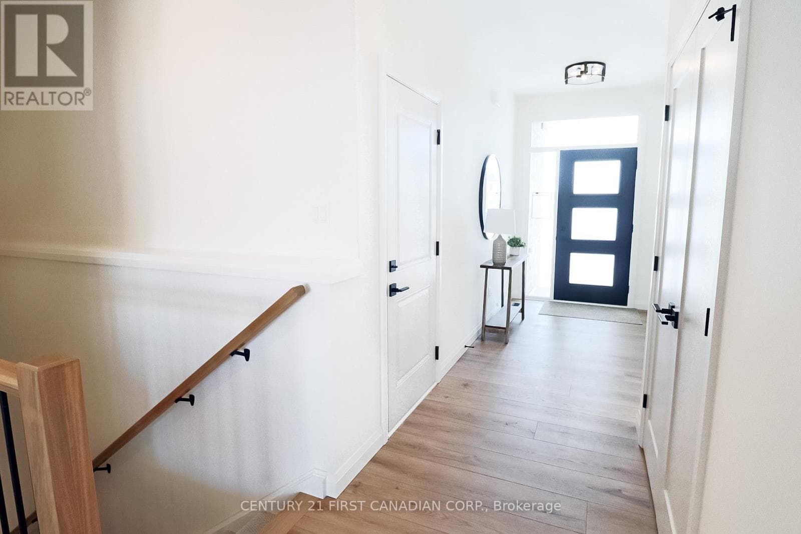 10 - 32 POSTMA CRESCENT photo 4