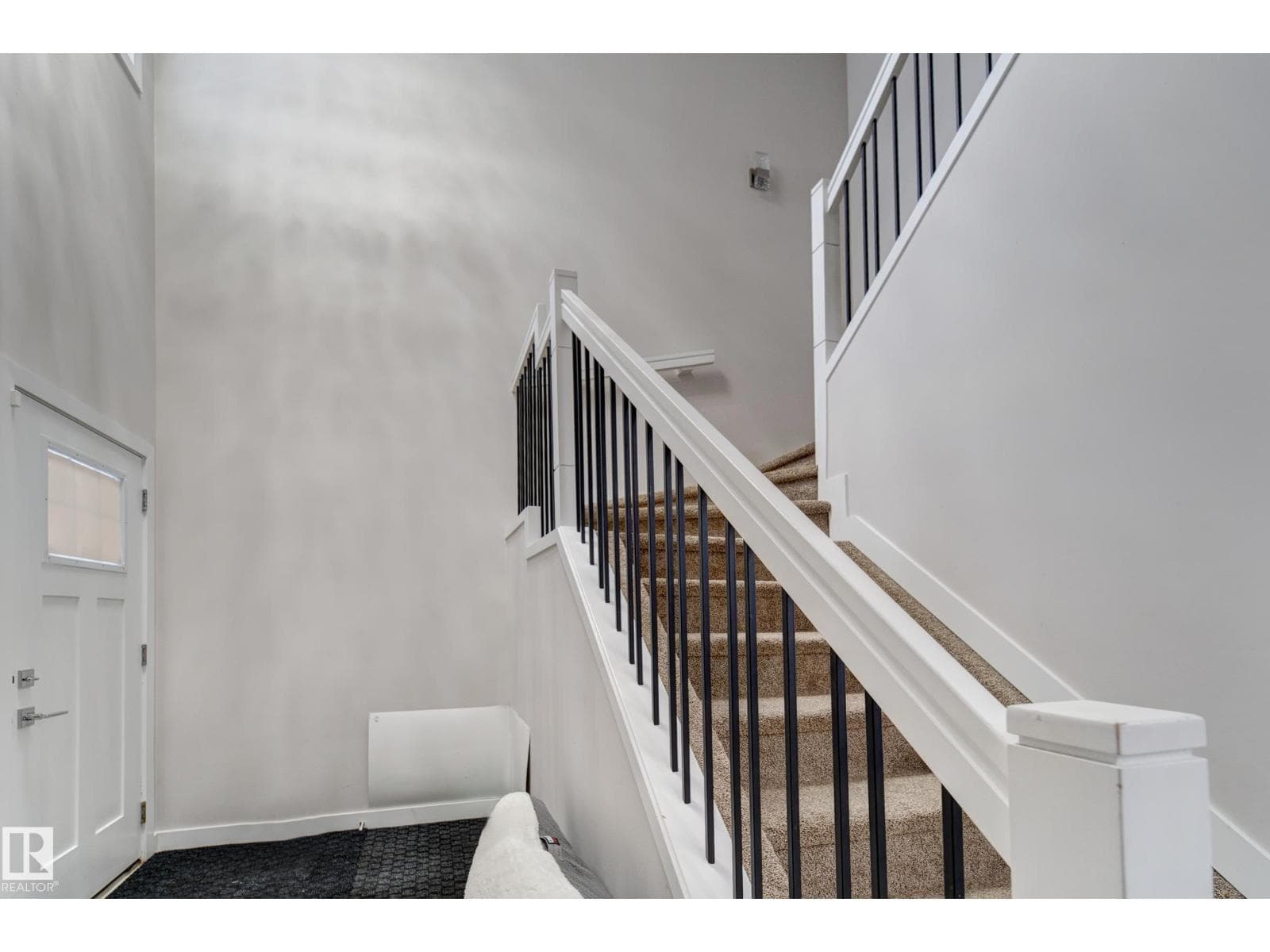 #46 1703 16 AV NW NW photo 4