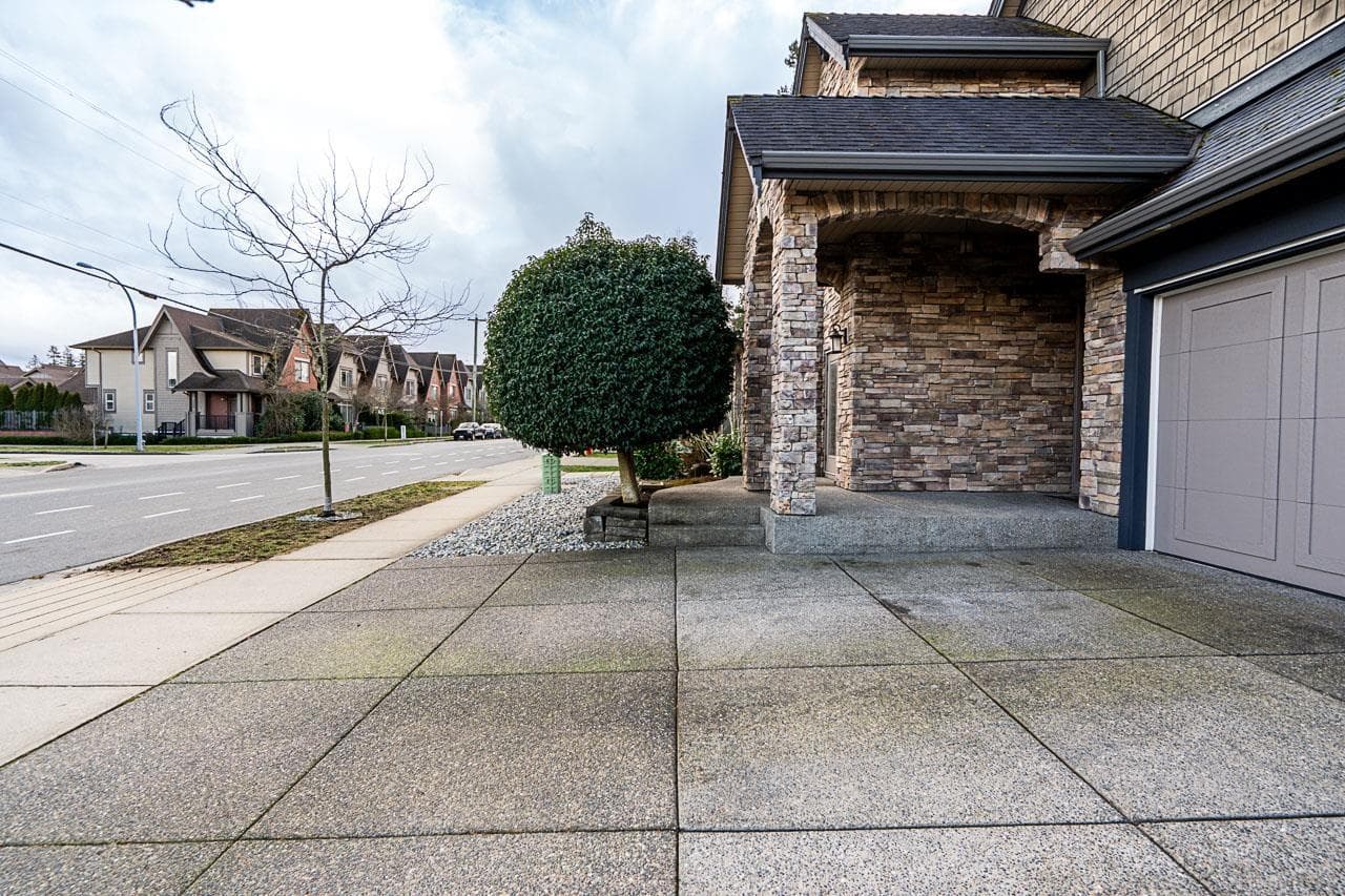 2513 164 STREET photo 3