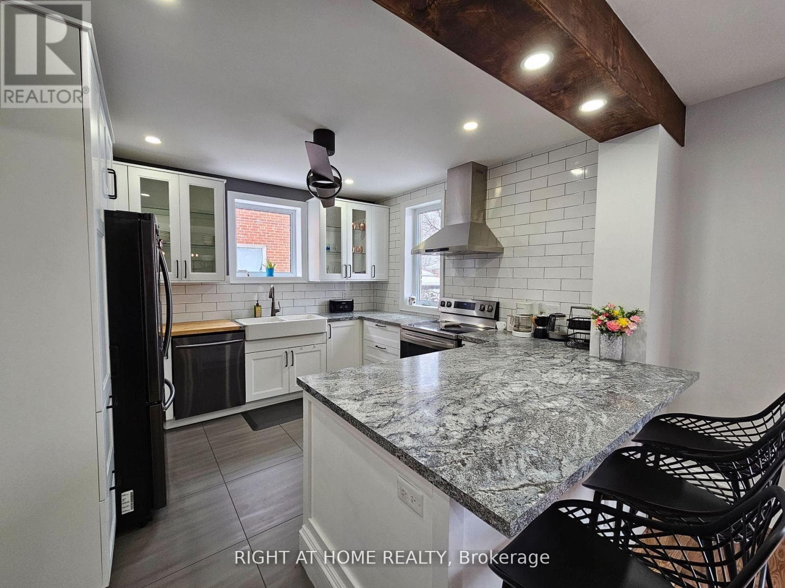 214 KENILWORTH AVENUE S photo 3