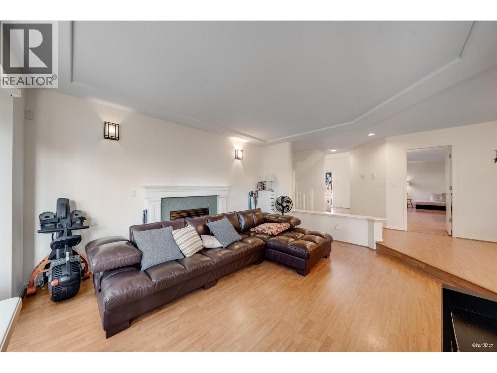 136 1685 PINETREE WAY photo 3