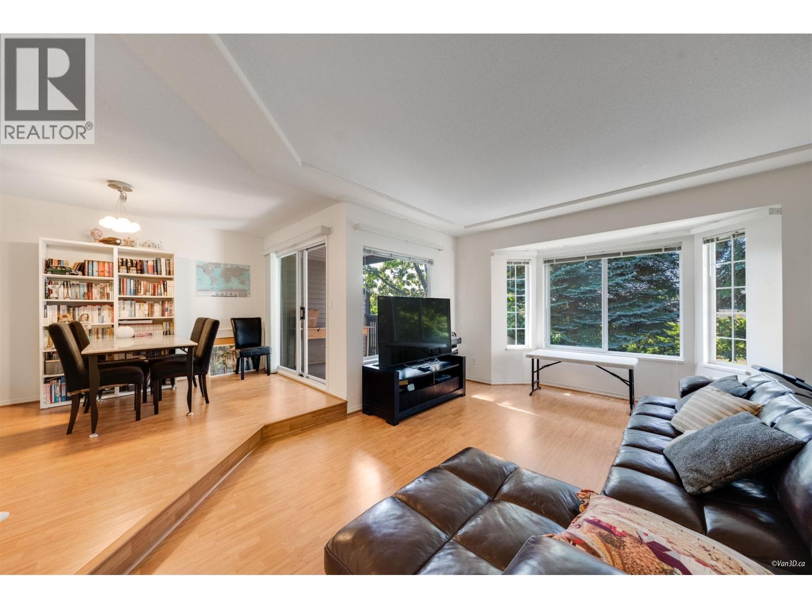 136 1685 PINETREE WAY photo 5