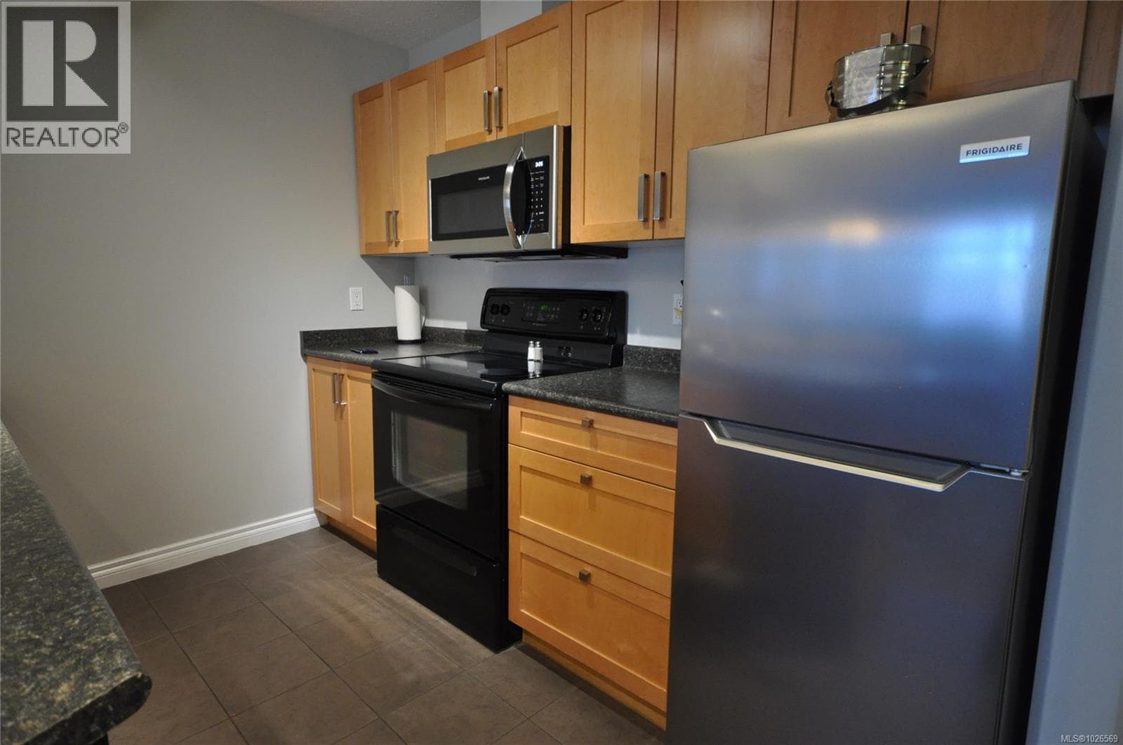 204D 1800 Riverside Lane photo 3