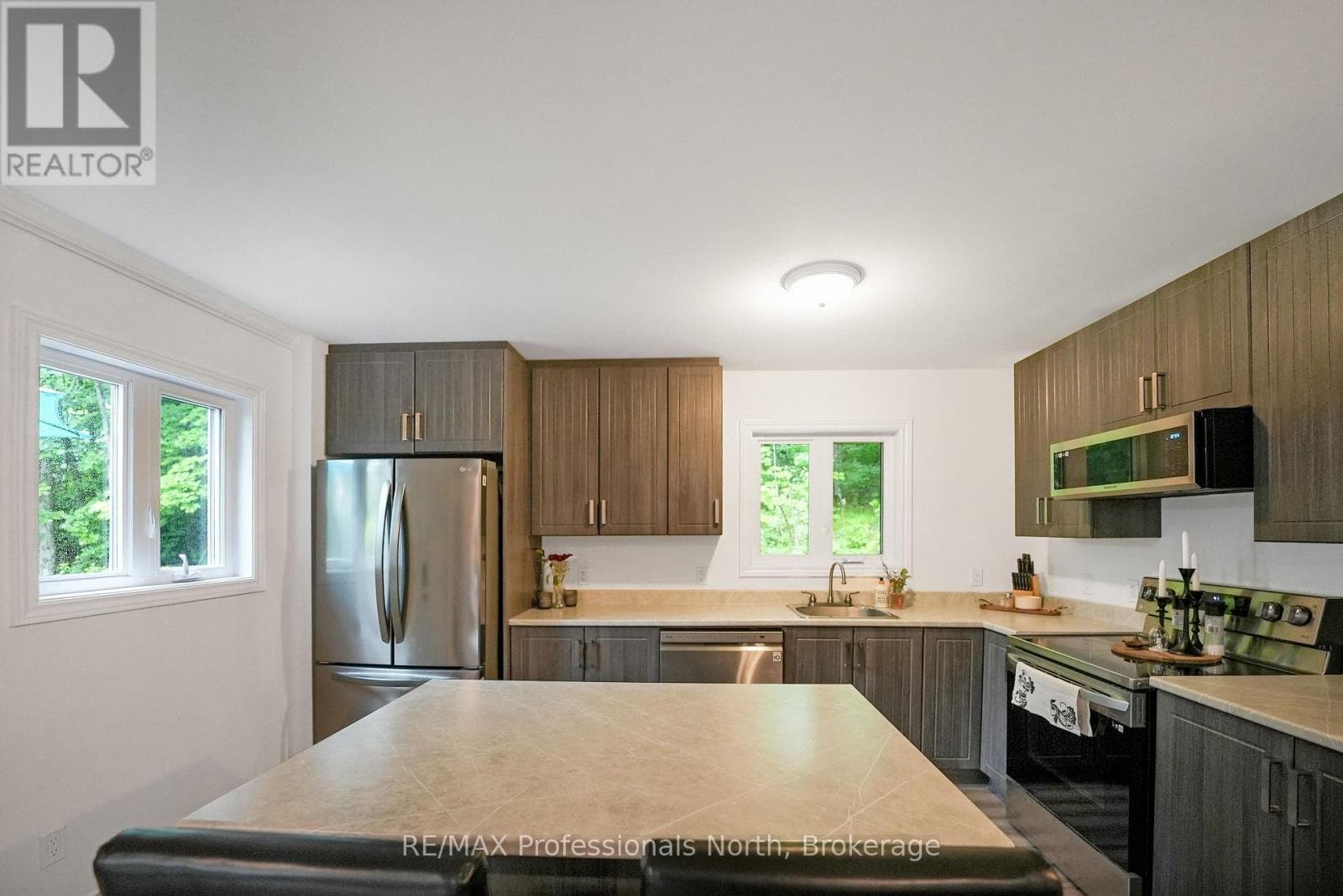 1065 HENDERSON'S ROAD photo 4