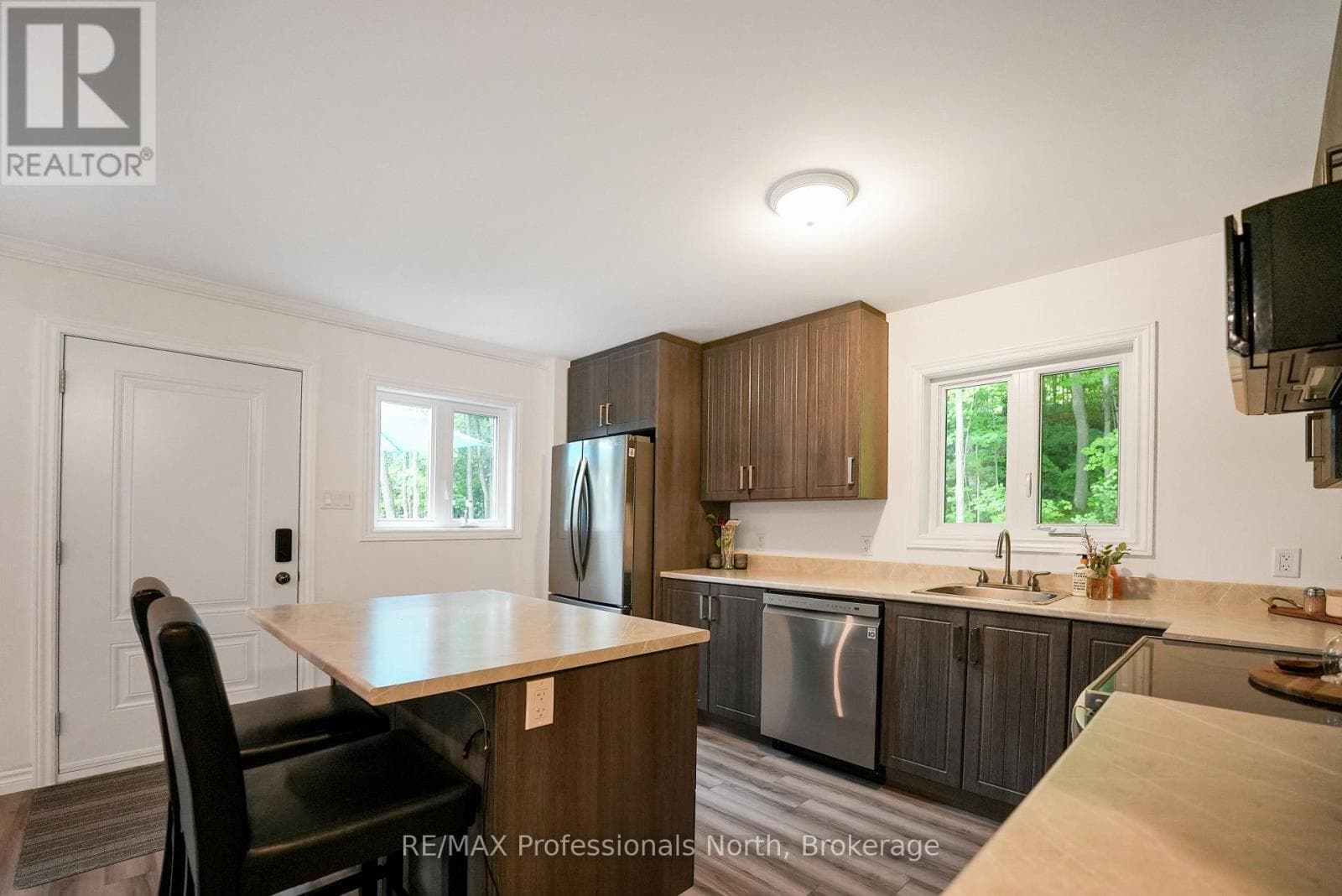 1065 HENDERSON'S ROAD photo 5