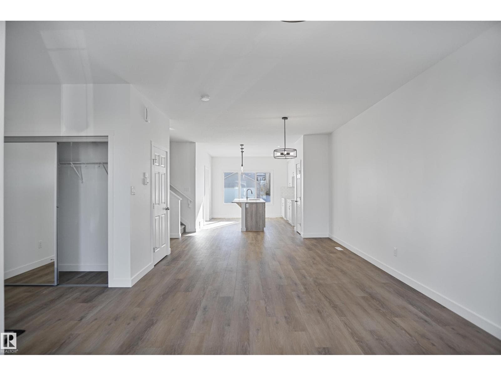 1220 MCLEOD AV photo 2