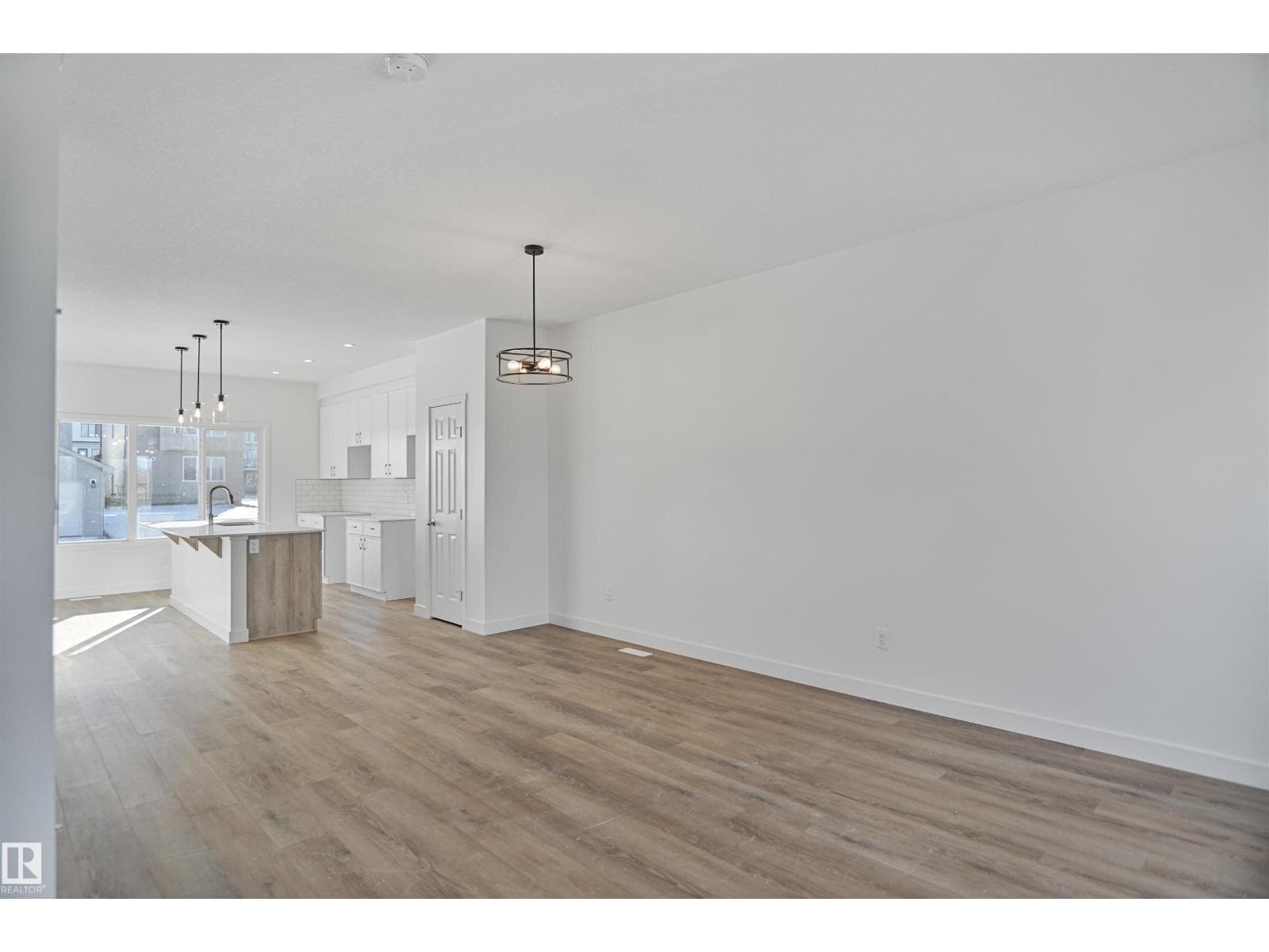 1220 MCLEOD AV photo 3