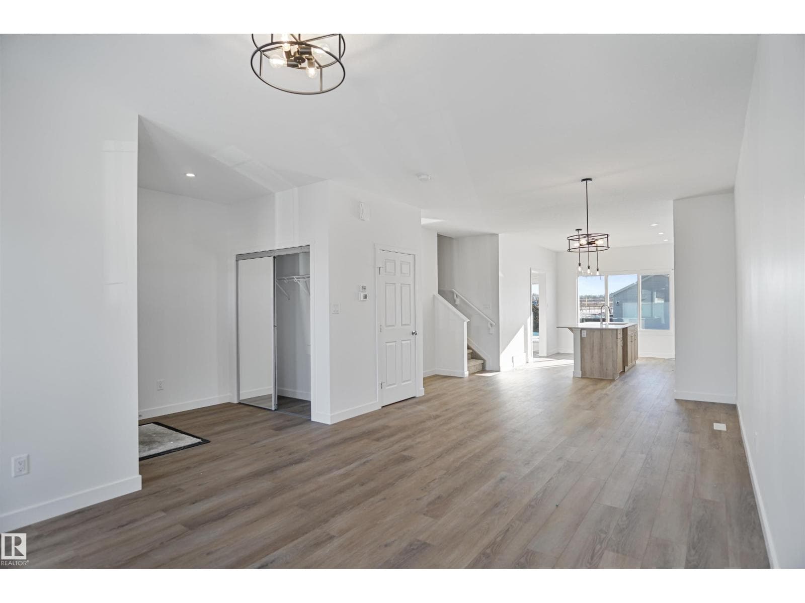 1220 MCLEOD AV photo 4