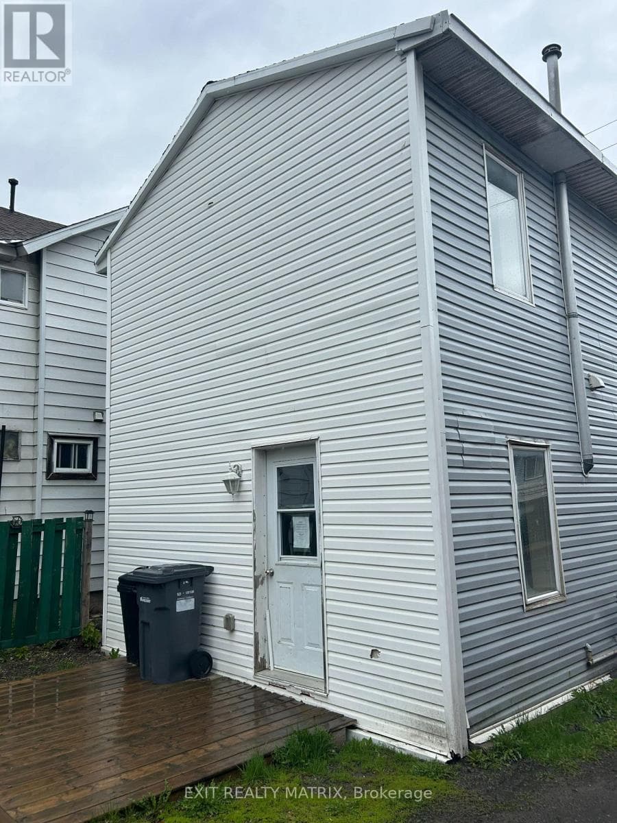 972 MAIN STREET E photo 3