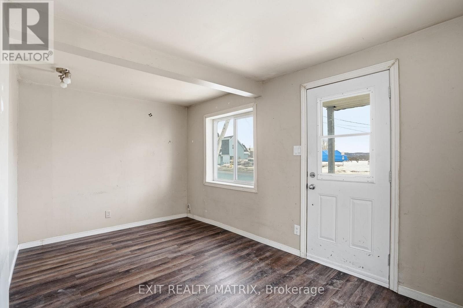 972 MAIN STREET E photo 5
