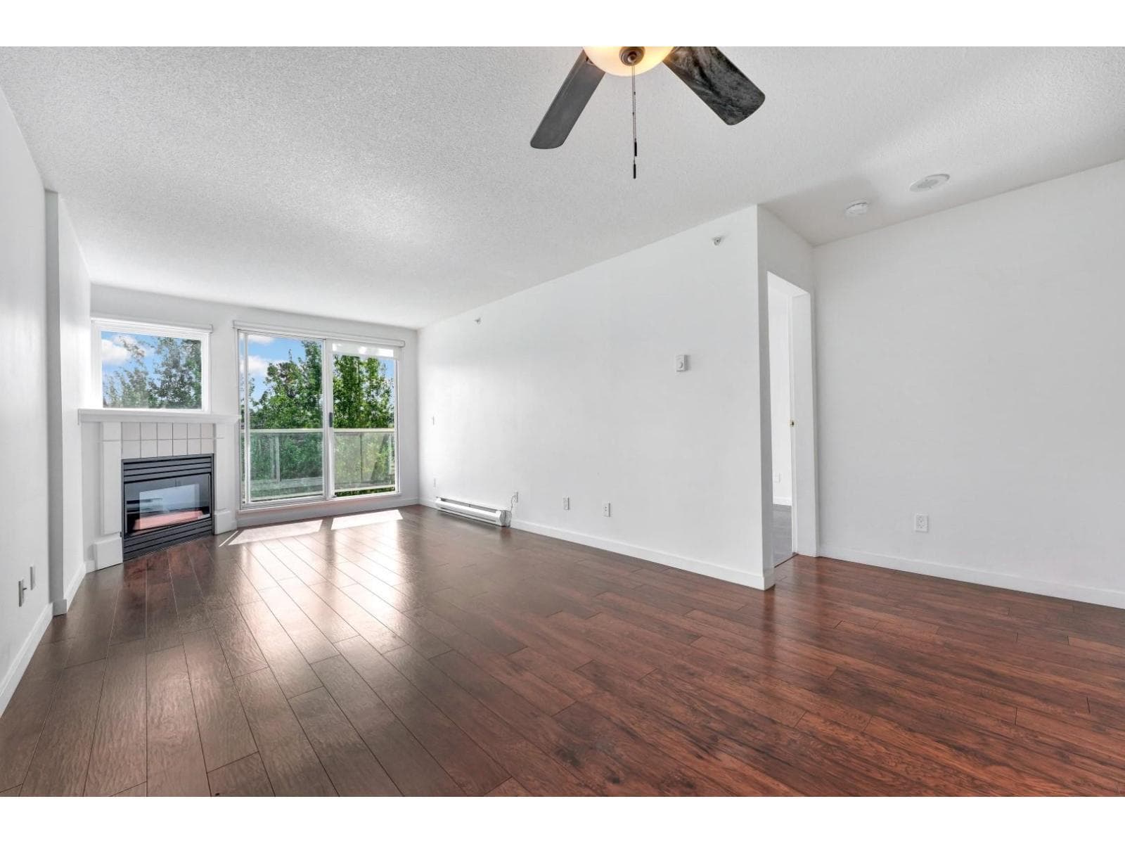 803 9830 WHALLEY BOULEVARD photo 2