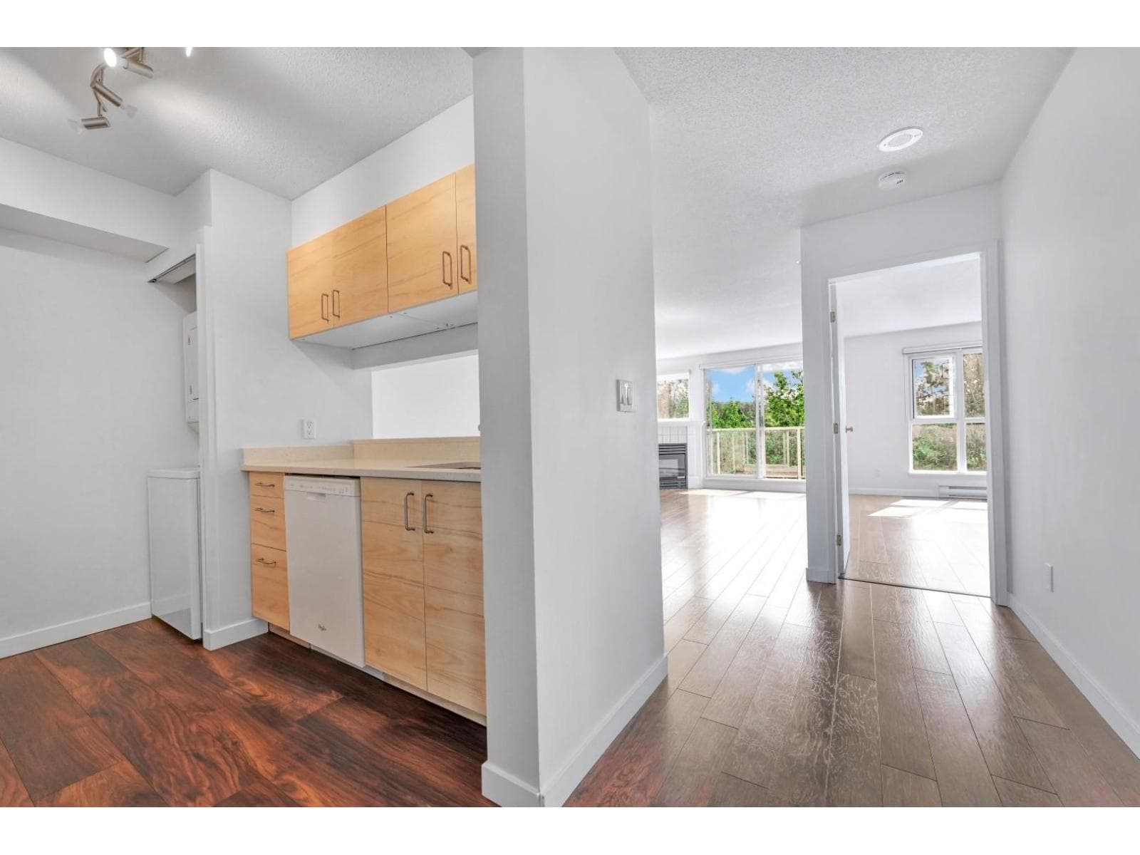 803 9830 WHALLEY BOULEVARD photo 3