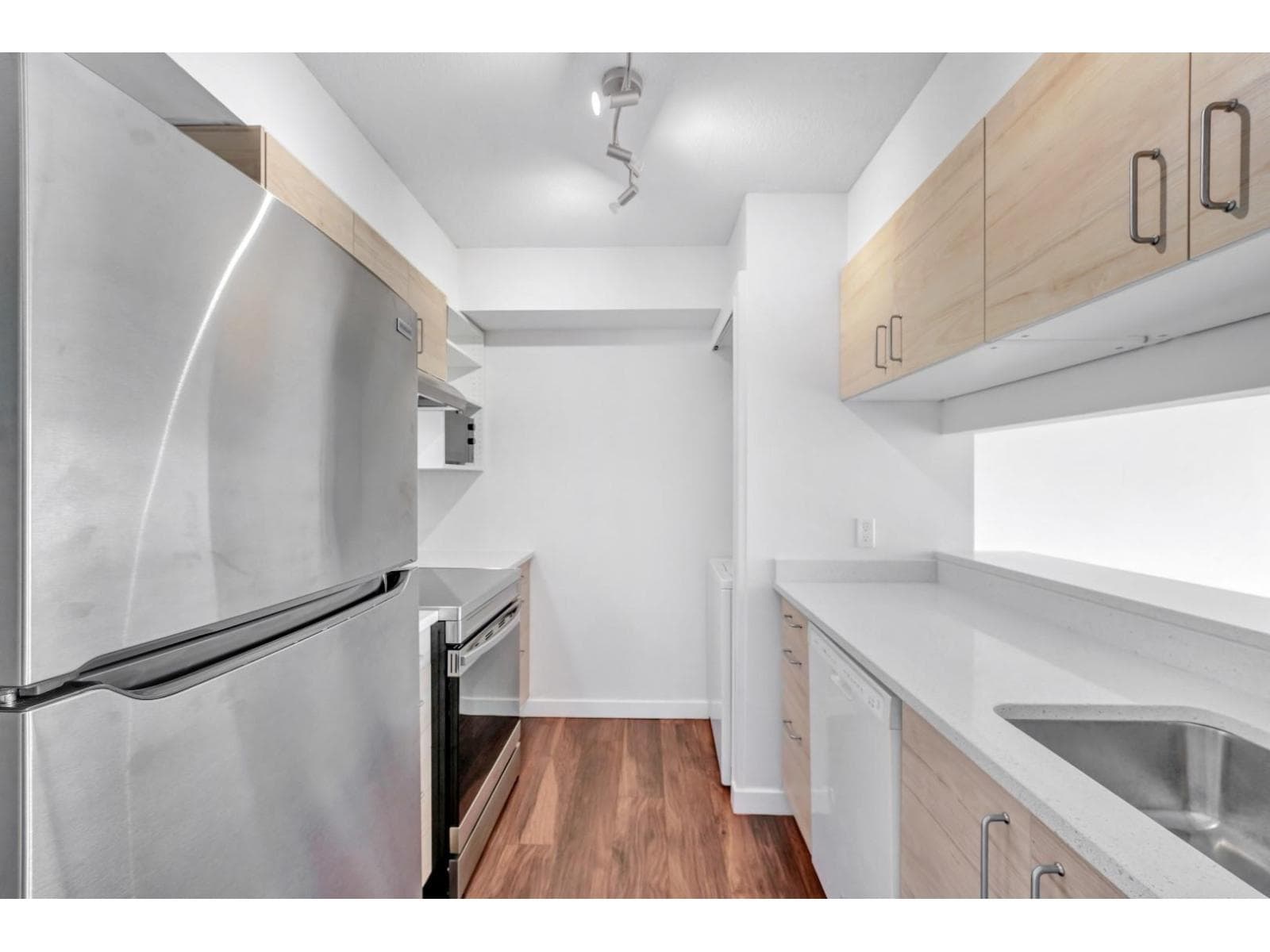 803 9830 WHALLEY BOULEVARD photo 4