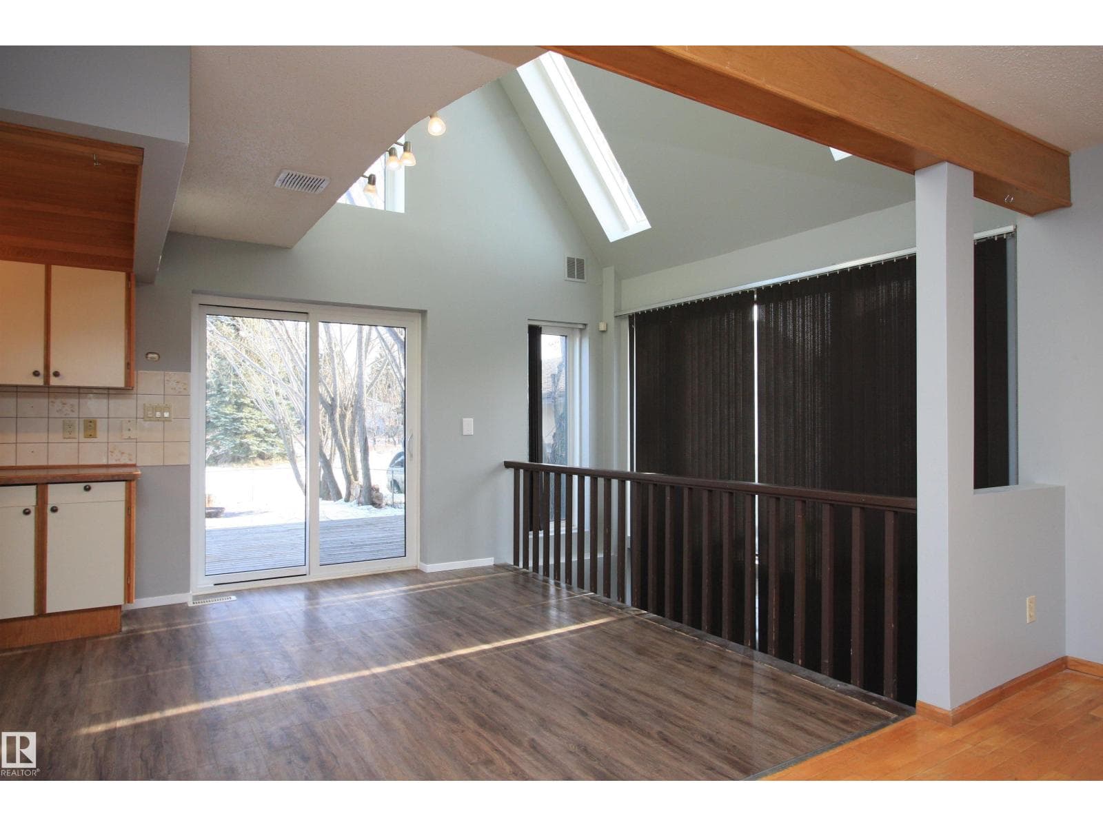 3905 65 ST photo 4
