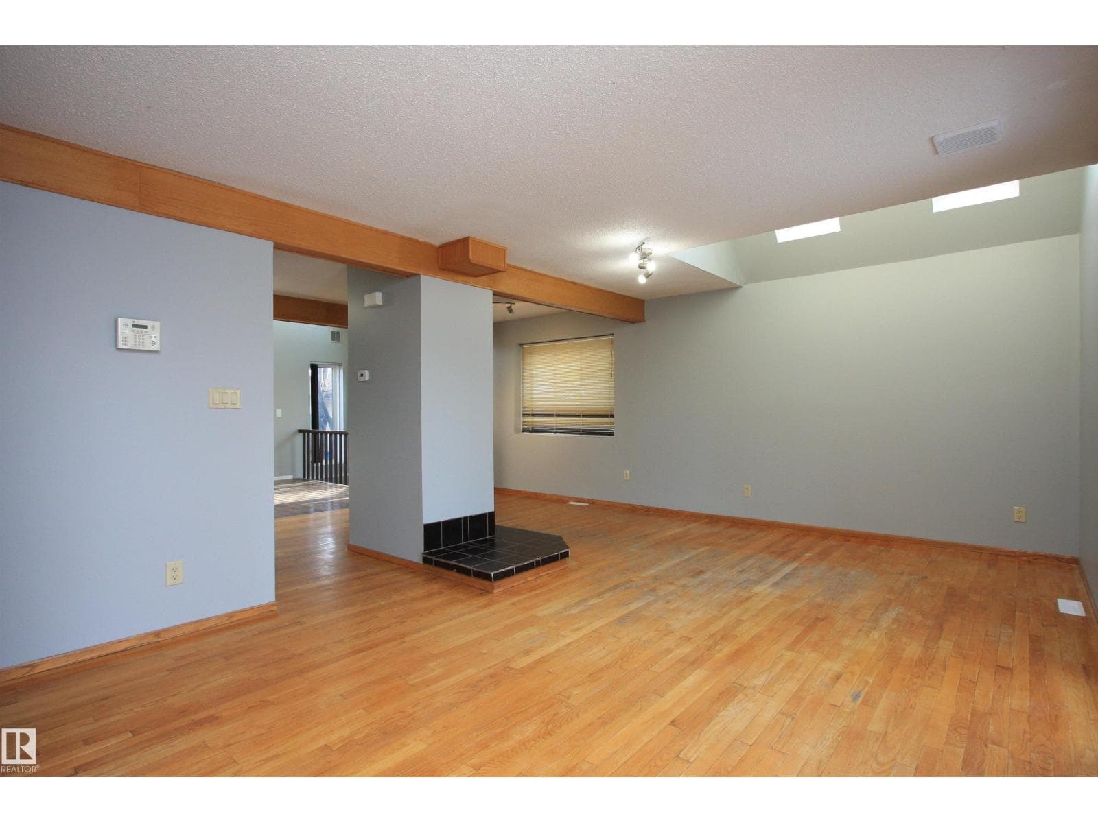3905 65 ST photo 5