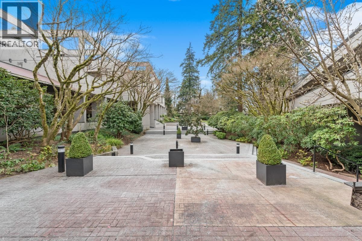 106 4900 CARTIER STREET photo 2