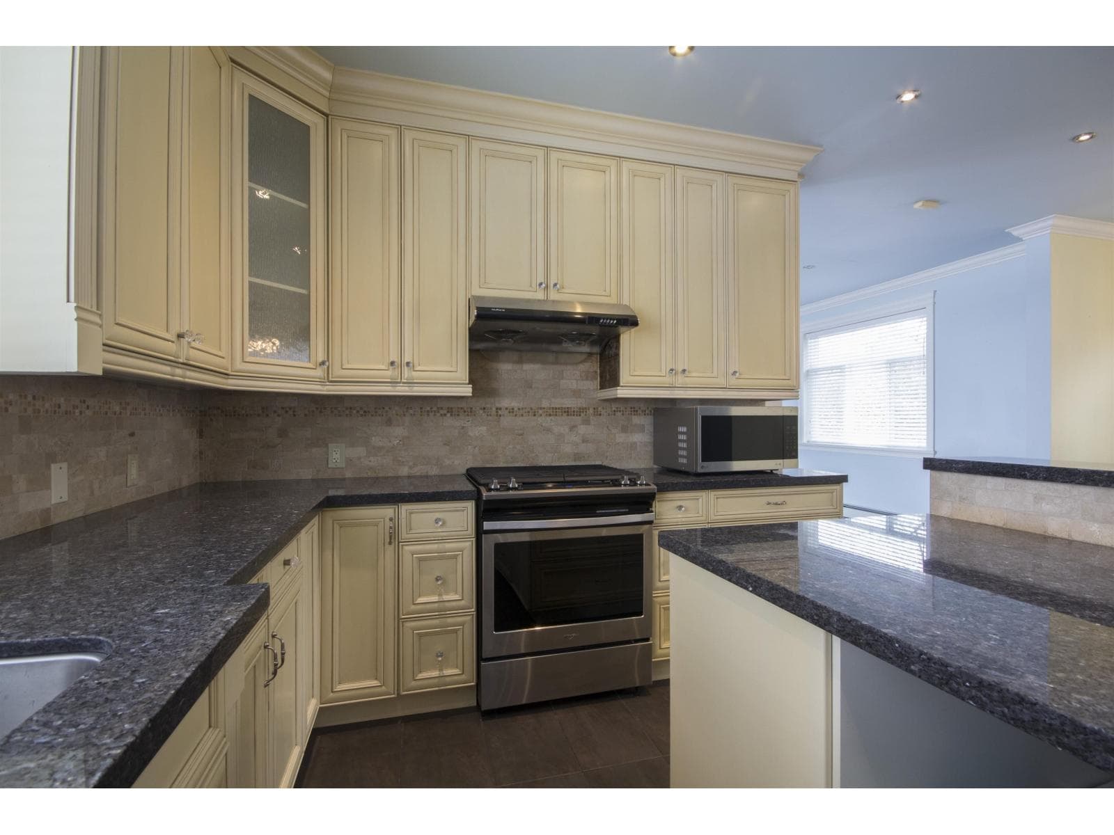 12136 100A AVENUE photo 4
