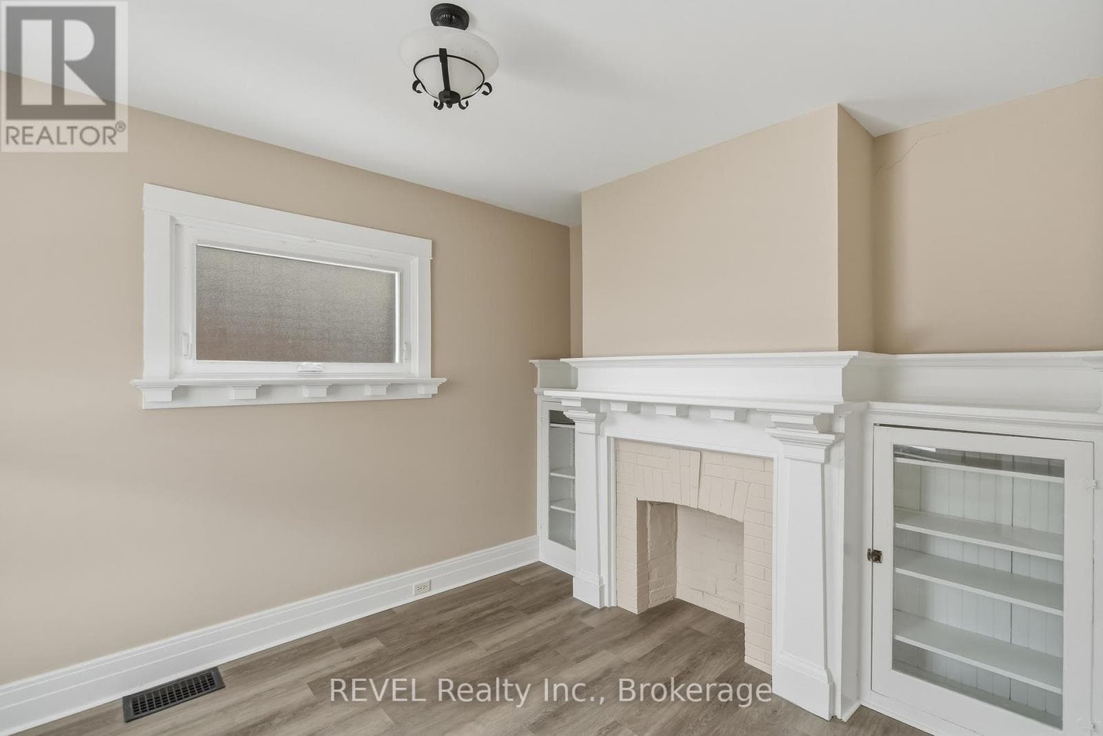 184 QUEENSTON STREET photo 2