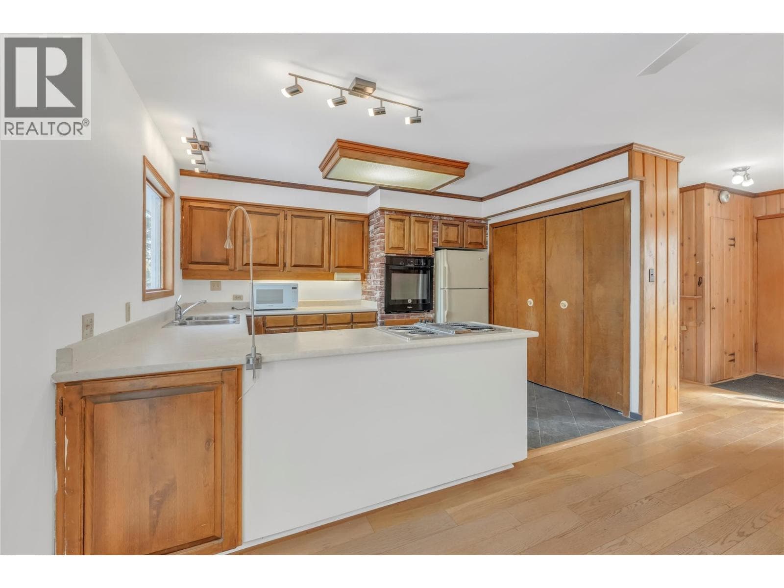 379 MAYNE Avenue photo 2