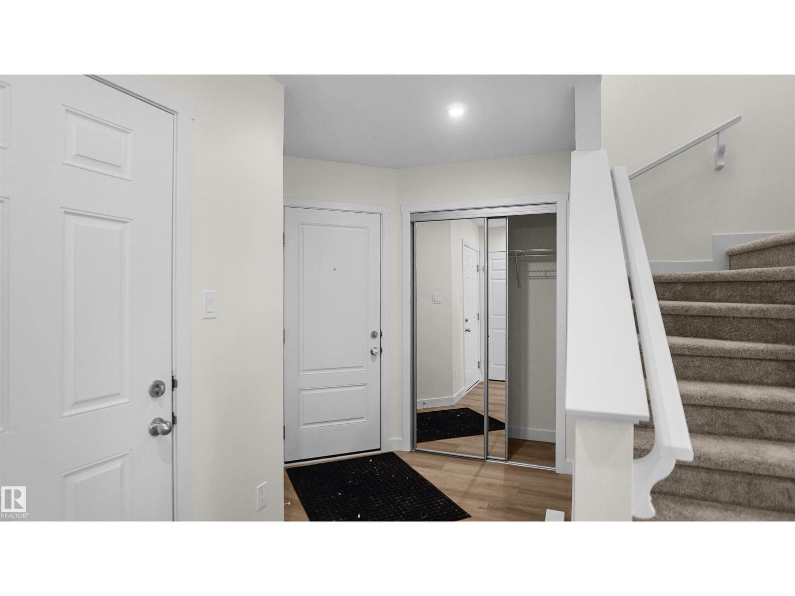 18826 29 AV NW photo 4