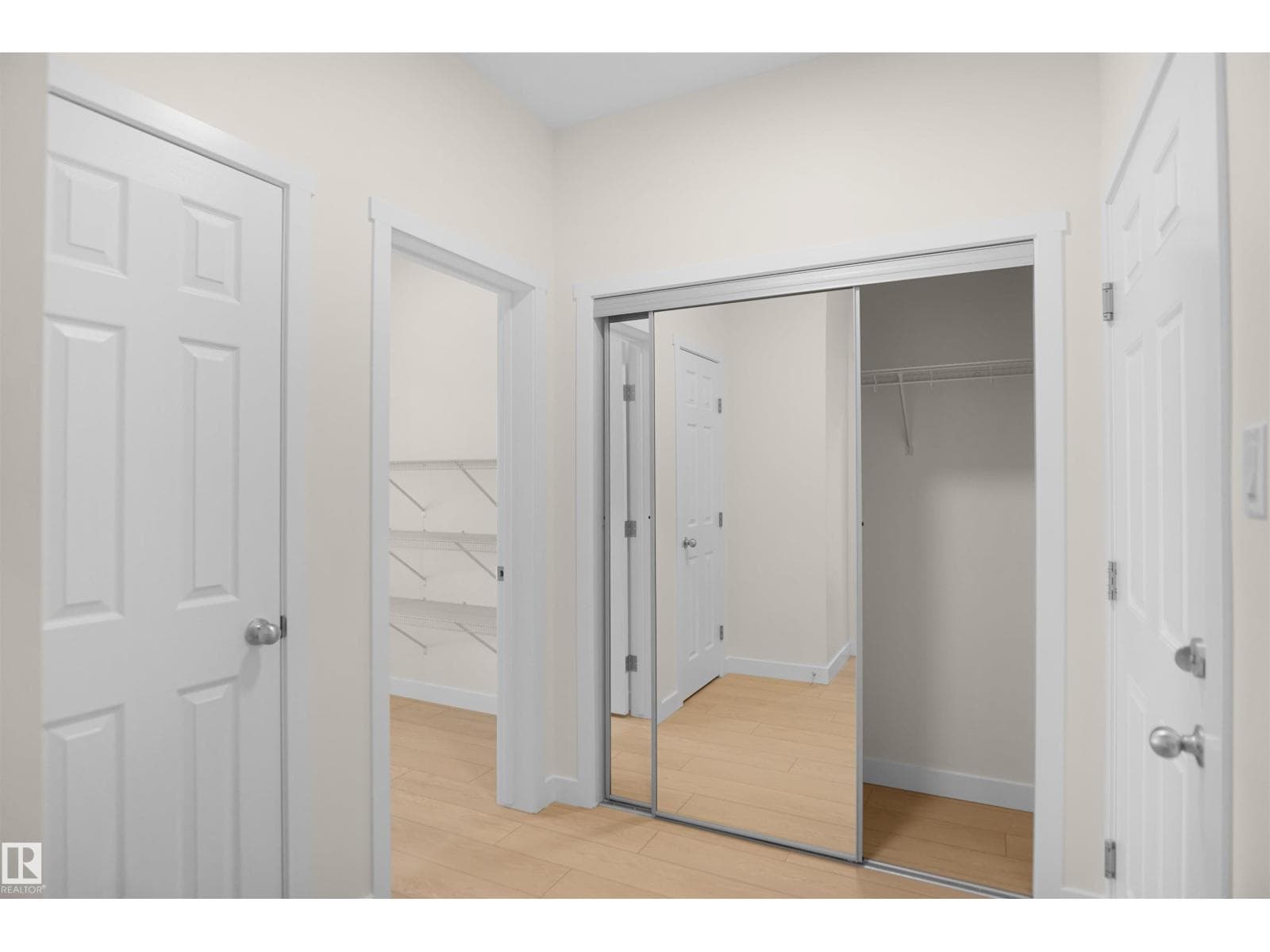 1023 14 AV NW photo 4