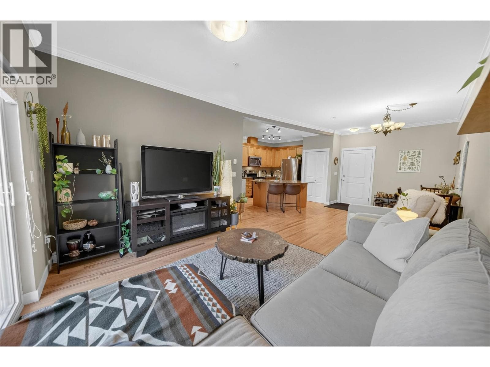 1330 WHITEWOOD Crescent Unit# 205 photo 2