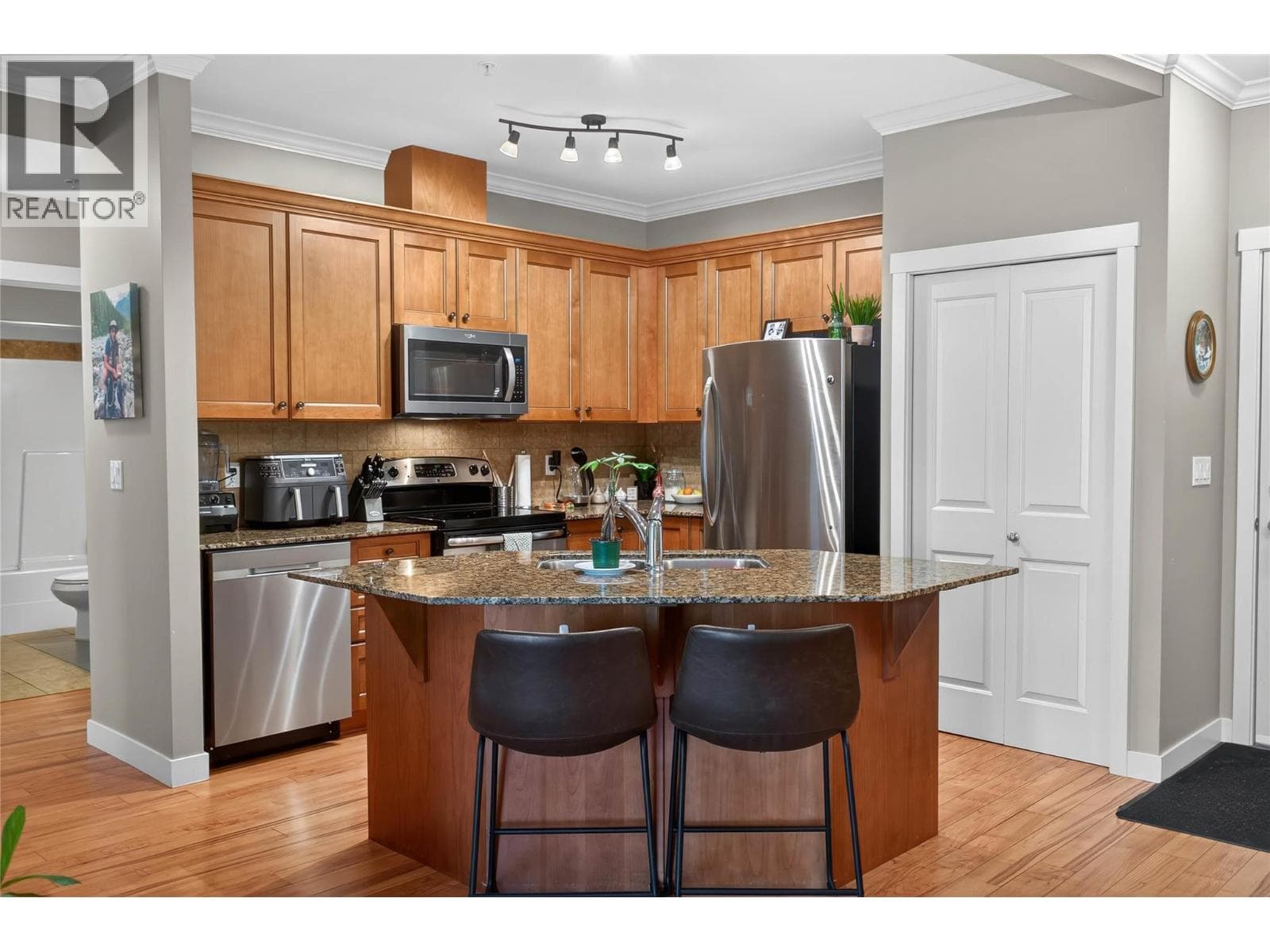 1330 WHITEWOOD Crescent Unit# 205 photo 3