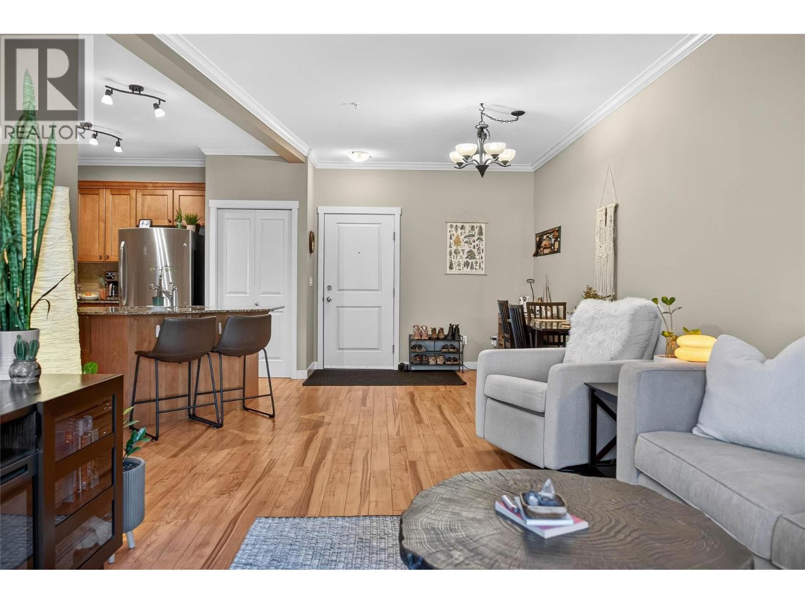 1330 WHITEWOOD Crescent Unit# 205 photo 4