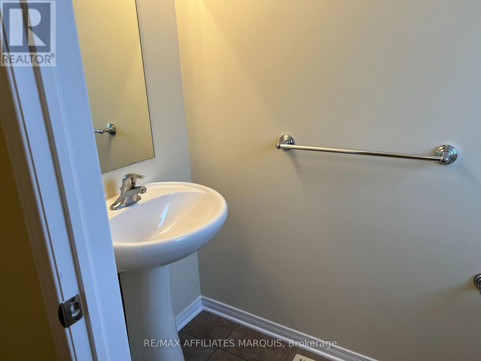 304 FIR LANE photo 4