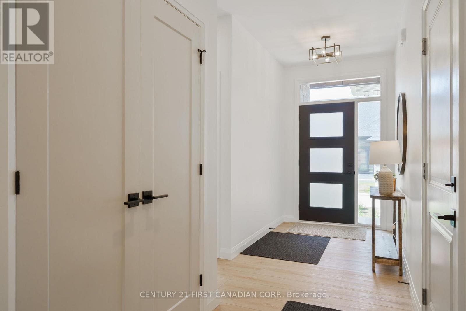 8 - 32 POSTMA CRESCENT photo 3