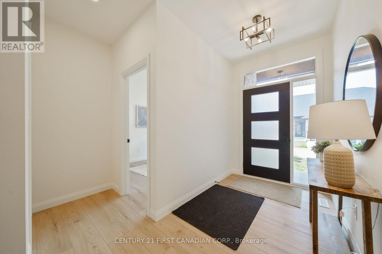 8 - 32 POSTMA CRESCENT photo 4