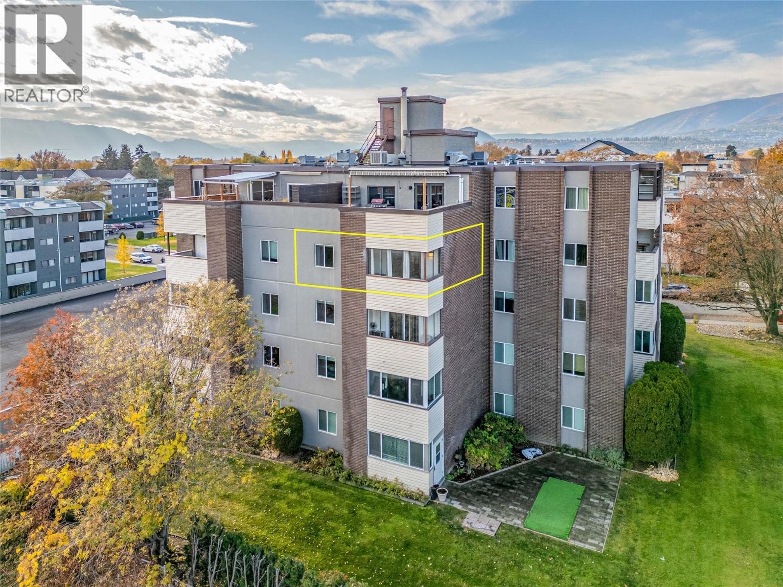 1 bed 1 bath single family at 1915 Pacific Court Unit# 407 — $309,000