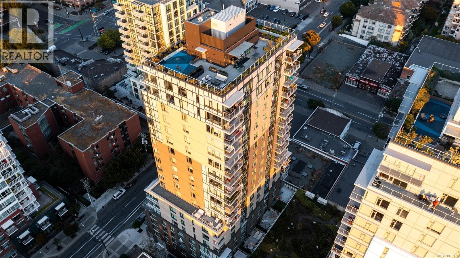 1002 845 Johnson St photo 2