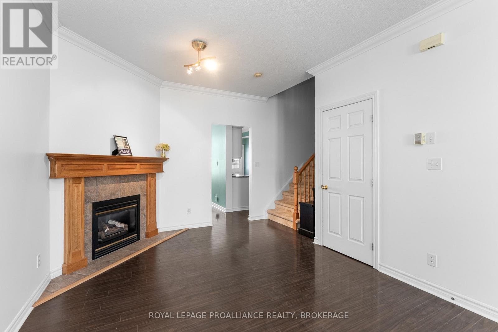 39 MOWAT AVENUE photo 5