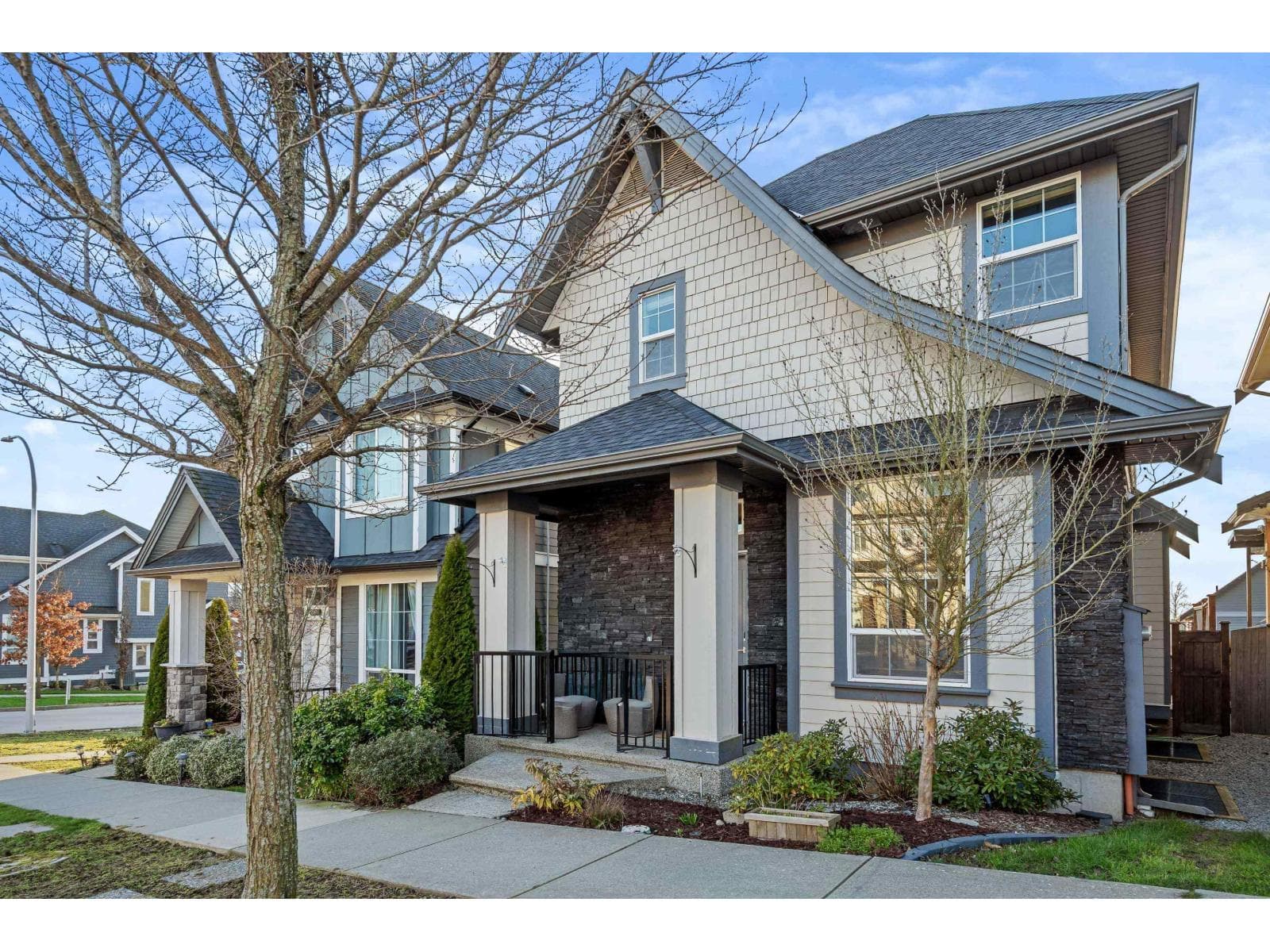 2107 165B STREET photo 2