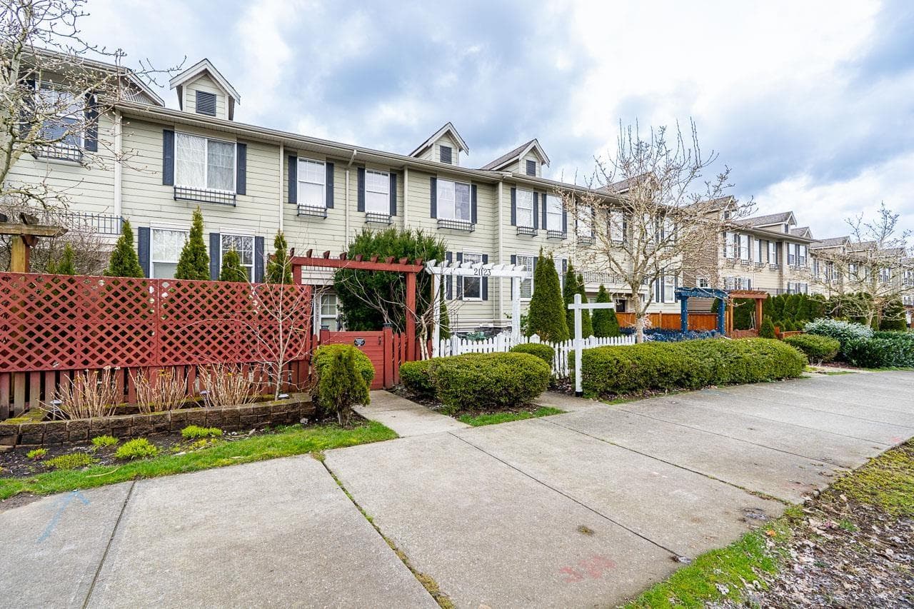 3 bed 4 bath single family at 21123 80 AVENUE — $1,040,000