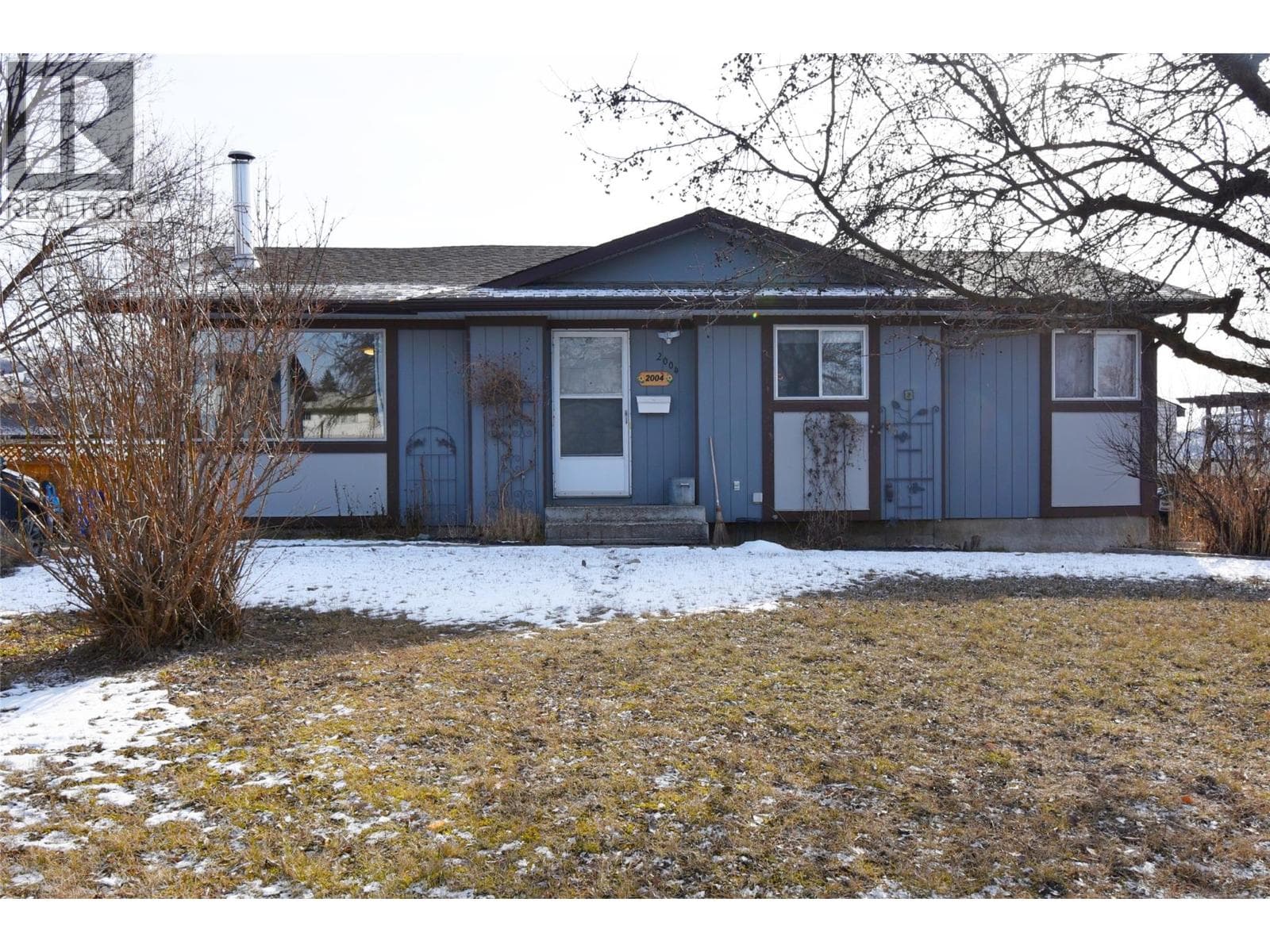 2004 20 Avenue photo 2