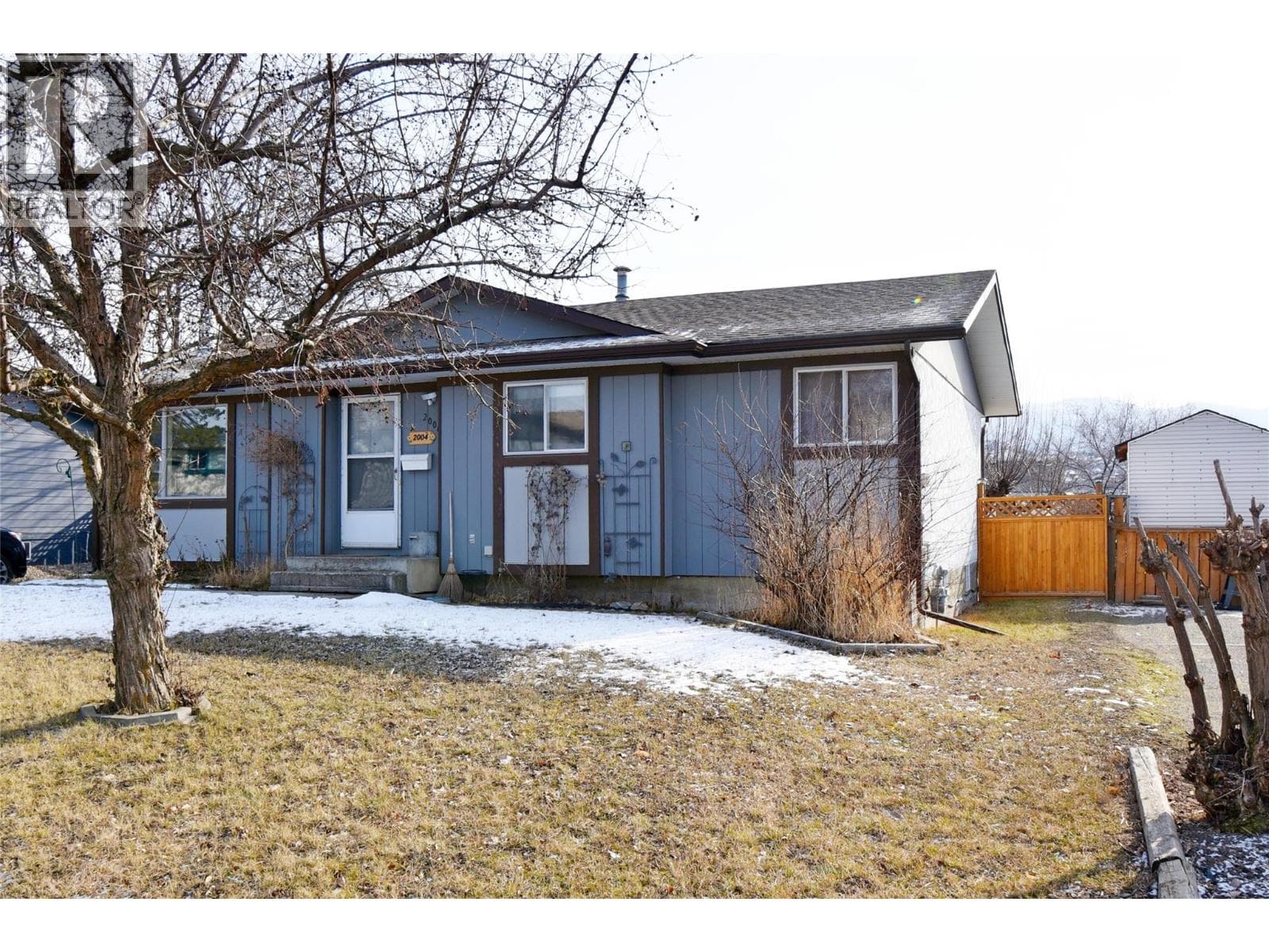 2004 20 Avenue photo 4