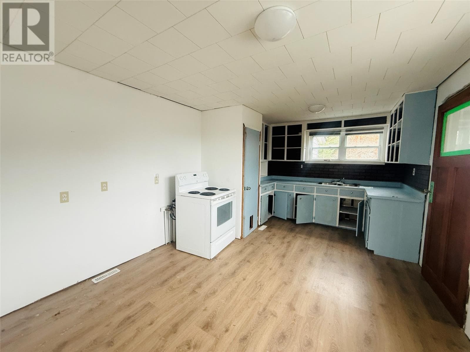 950 Main Road photo 5