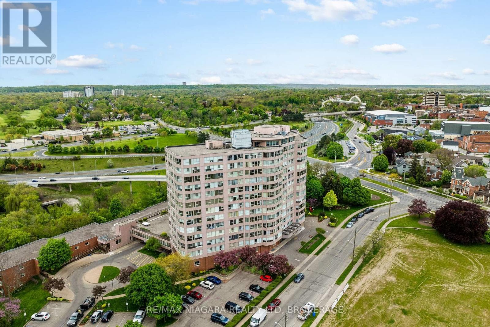 3 bed 2 bath single family at 502 - 7 GALE CRESCENT — $309,900