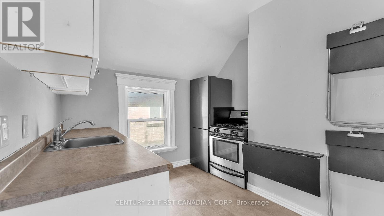 118 WHARNCLIFFE ROAD S photo 2
