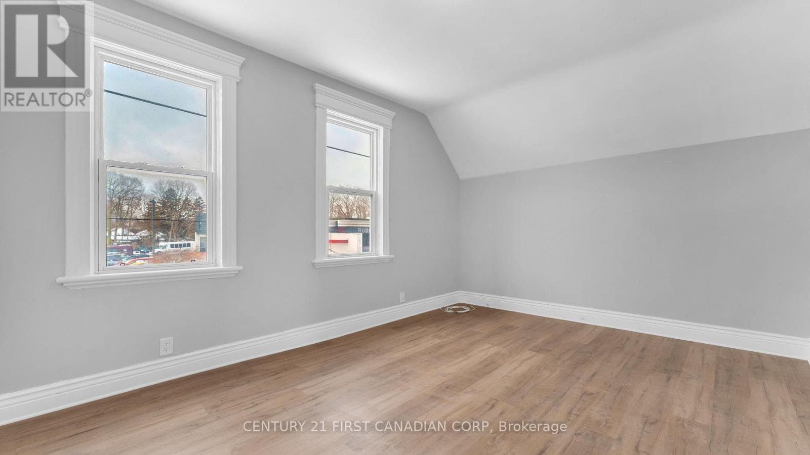 118 WHARNCLIFFE ROAD S photo 4