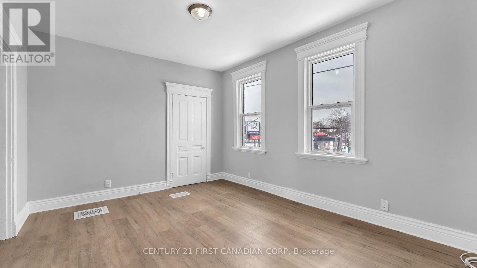 118 WHARNCLIFFE ROAD S photo 5