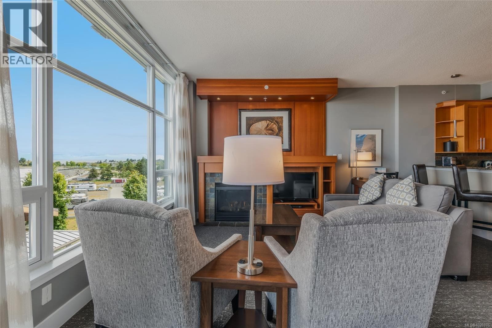501/502C 181 Beachside Dr photo 2