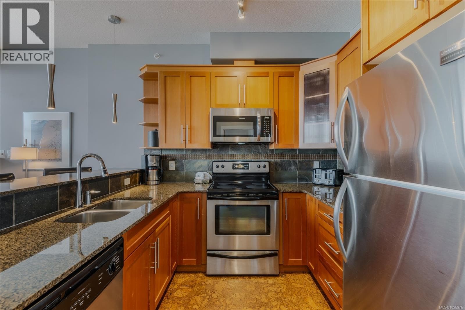 501/502C 181 Beachside Dr photo 4