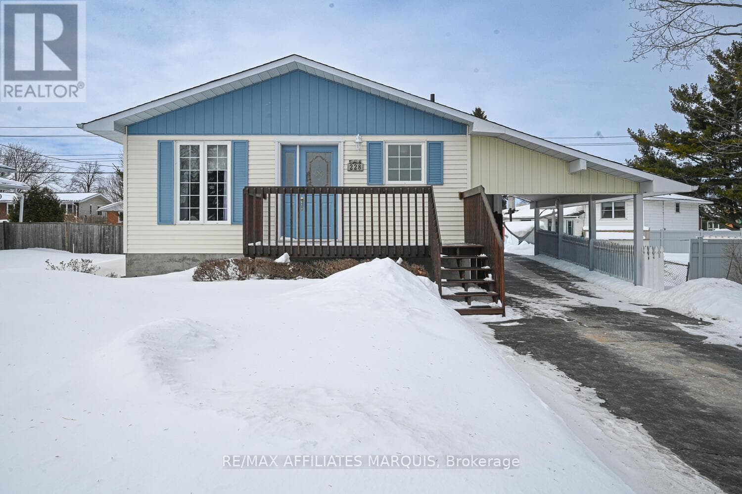 228 BROCKVILLE STREET photo 4