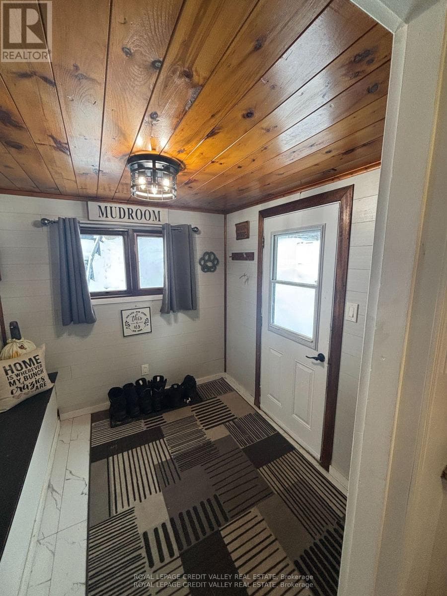 992 SOUTH BAPTISTE LAKE ROAD photo 4